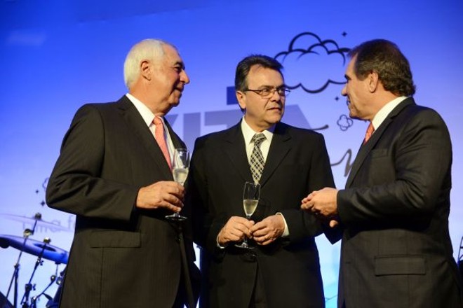 O presidente do Grupo Vita, Edson Santos (esq.), com o diretor clínico dos hospitais Vita em Curitiba, Luiz Fernando Kubrusly (centro), e o vice-presidente executivo do grupo, Francisco Balestrin, durante oVita Celebration, na última sexta-feira, no Castelo do Batel, em homenagem ao Dia do Médico |
