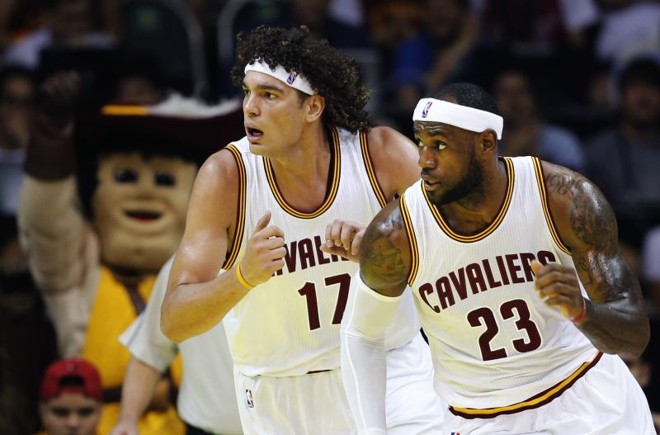 LeBron James (direita) e o brasileiro Anderson Varejão, do Cleveland Cavaliers em partida contra o Miami Heat no HSBC Arena, Rio de Janeiro | REUTERS/Sergio Moraes