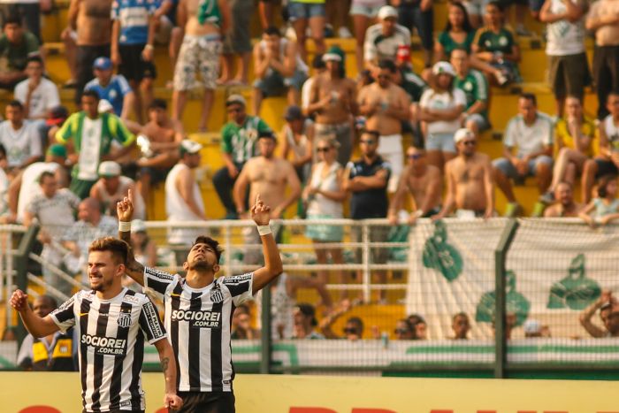 Gabriel comemora o primeiro de seus dois gols na vitória do Santos sobre o Palmeiras | Ale Vianna / Folhapress