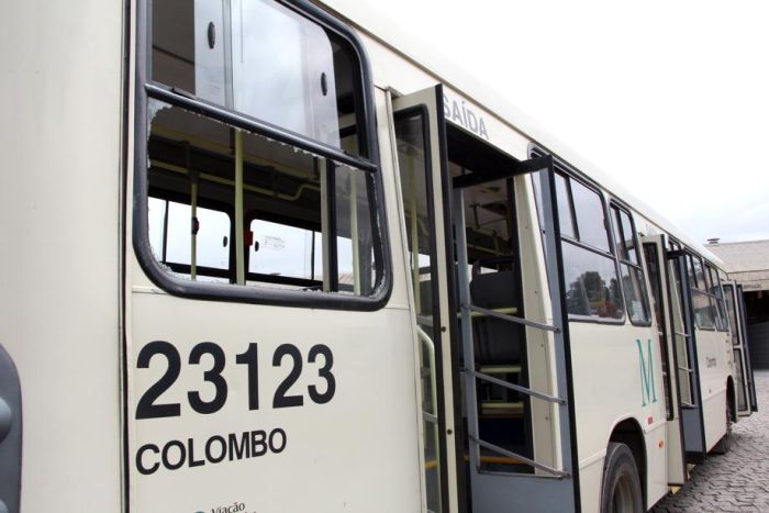 Ônibus apedrejado por torcedores antes do clássico Atletiba deste sábado | Átila Alberti / Tribuna do Paraná