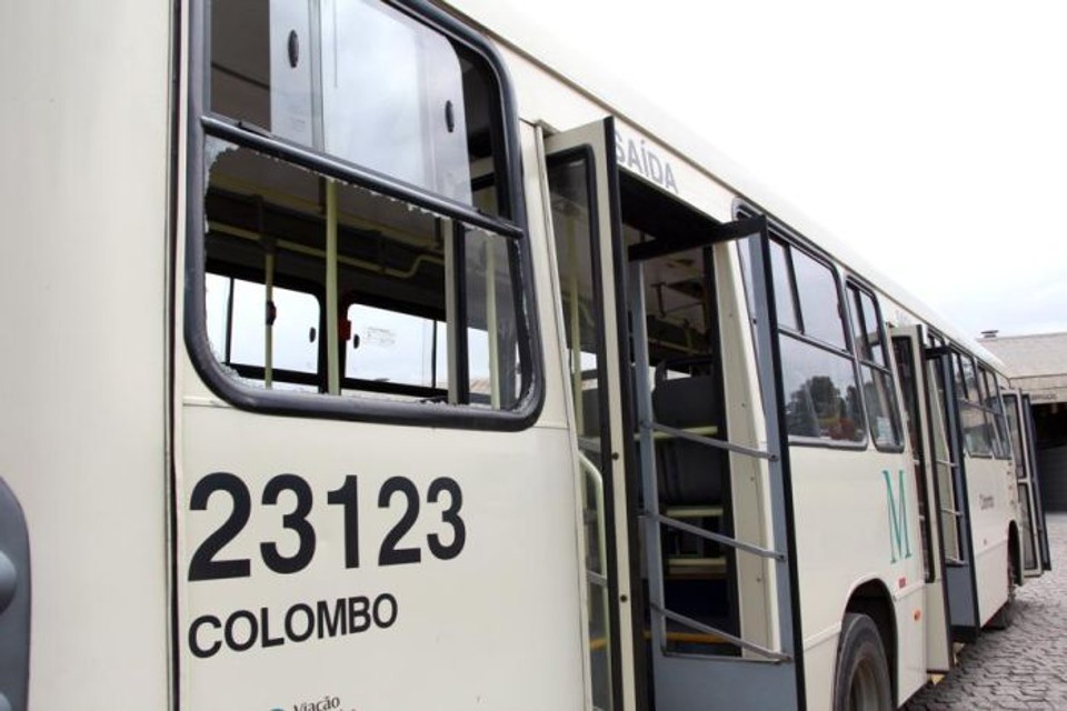 Ônibus apedrejado por torcedores antes do clássico Atletiba deste sábado | Átila Alberti / Tribuna do Paraná
