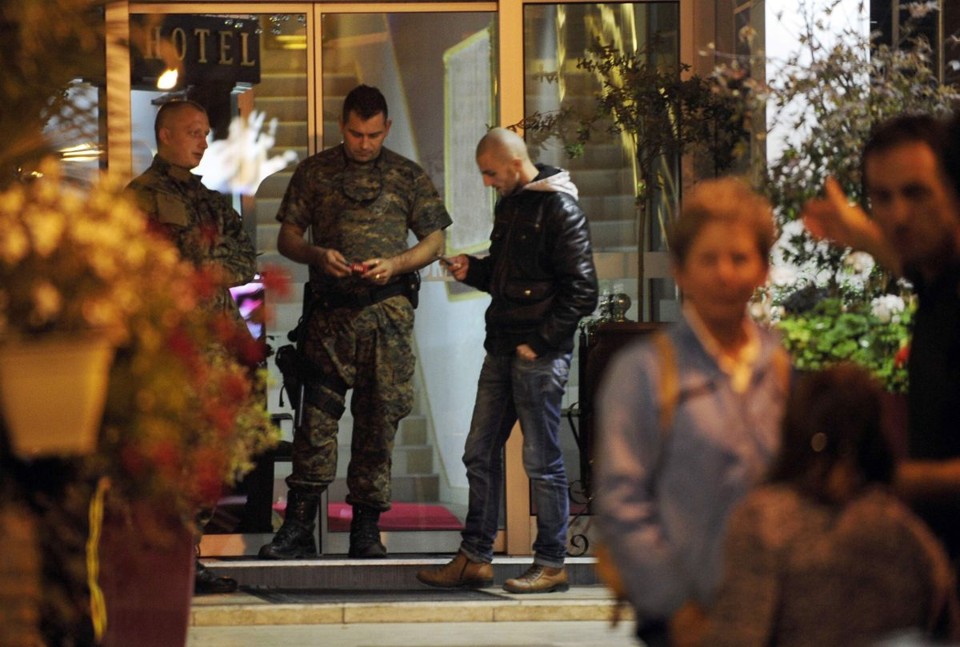 Imagem da fachada do hotel: o homem estava com febre, vomitando e com hemorragia interna | REUTERS/Ognen Teofilovski