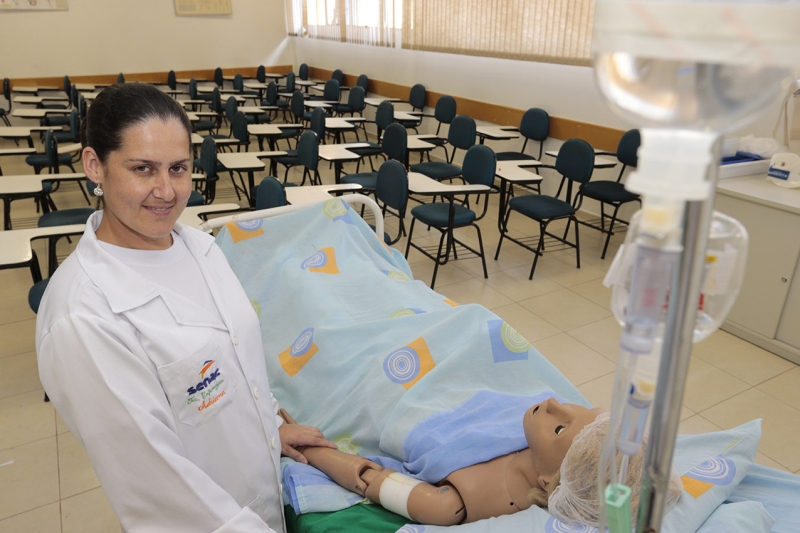 Adriana Pinto Maldaner está concluindo o curso técnico de Enfermagem através do Pronatec. Ex-segurança de uma casa noturna em Cascavel, ela assume no próximo mês uma vaga, como técnica, na rede pública da cidade | César Machado/Gazeta do Povo