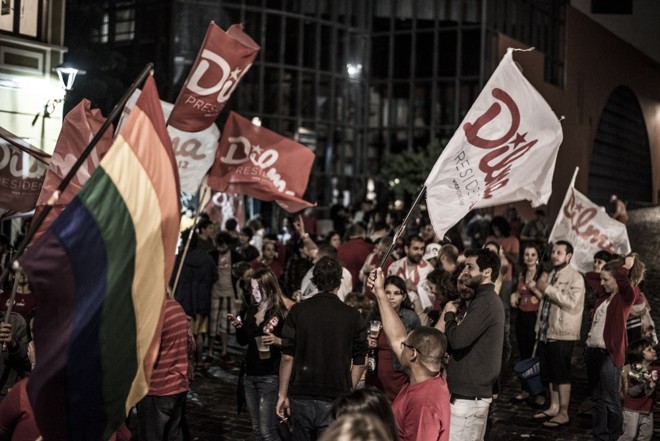 Uma bandeira do movimento LGBT é vista no meio da festa pela reeleição da presidente | 