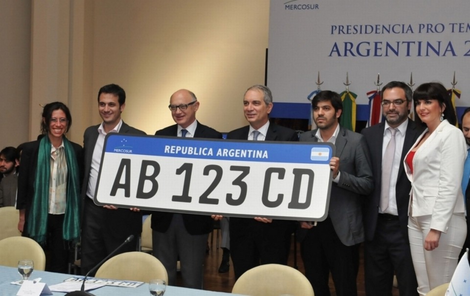 Governo argentino apresenta o modelo da futura placa unificada, que valerá para os países do Mercosul | Ministério das Relações Exteriores Argentina/ Divulgação