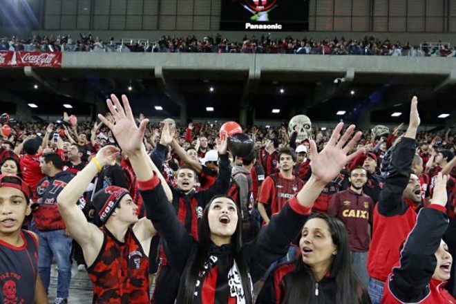 A volta da torcida do Atlético para a Arena ocorreu em uma partida pela Copa do Brasil, disputada entre o Furacão e o América-RN. Depois de 1.004 dias, entre pausa para Copa do Mundo e suspensão por causa da confusão em Joinville, o Furacão e a Baixada lotada se reencontraram em um jogo oficial. O América-RN, que tinha vencido o jogo de ida por 3 a 0 ficou com a vaga, apesar de o resultado na Arena ter sido de 2 a 0 a favor do Atlético.Veja como foi o reencontro da torcida do Atlético com a Arena | 