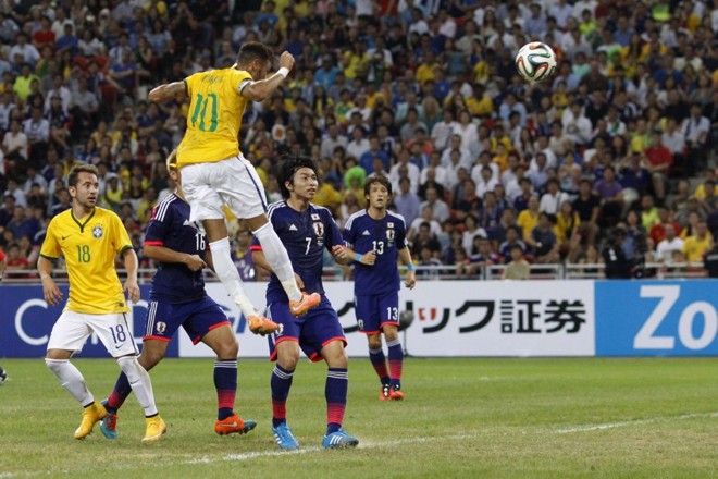 Neymar sobe para marcar de cabeça mais um gol da seleção contra o Japão | 