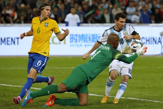 Goleiro brasileiro Jefferson defende batida de pênalti do argentino Leonel Messi | REUTERS/Kim Kyung-Hoon