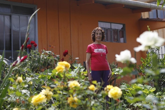 A aposentada- A aposentada Maria da Conceição Bayer não precisa mais votar há 25 anos, mas vai comparecer à urna neste domingo para registrar sua opção por Dilma Rousseff. A aposentada disse que não votou no primeiro turno, mas faz questão de comparecer às urnas no segundo. Diferentemente do restante da família, que vota em Aécio, dona Maria diz acreditar que Dilma é uma mulher forte que tem plenas condições de continuar governando o Brasil. 