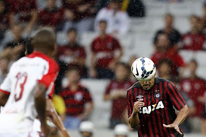Atacante Dellatorre ganhou a titularidade no Atlético diante do Flamengo | 