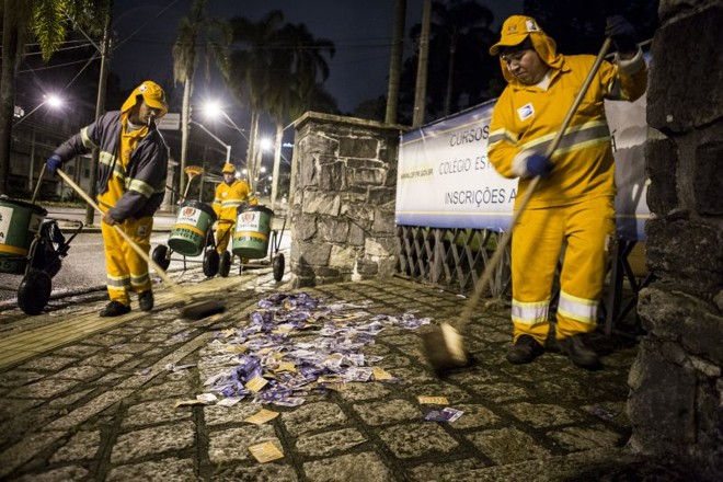 A madrugada foi de trabalho para os garis, que tinham de recolher os santinhos jogados nas ruas. Na foto, a sujeira estava em frente ao Colégio Estadual do Paraná | 