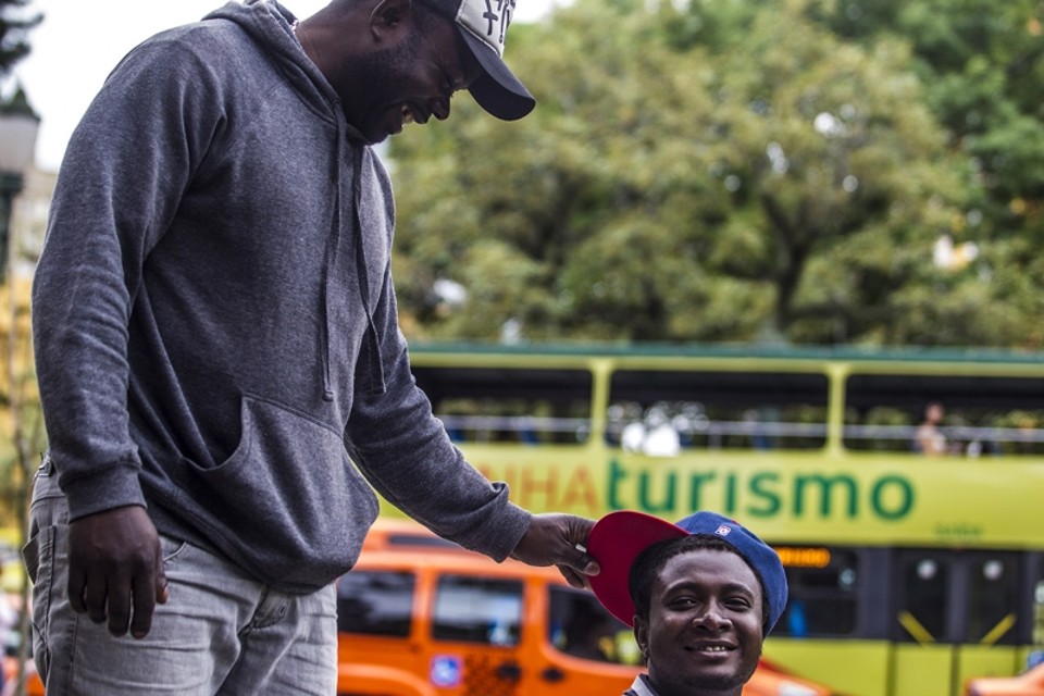 Moralos e Toussaint no Centro de Curitiba, à espera de mais tolerância e um emprego | Brunno Covello/Gazeta do Povo