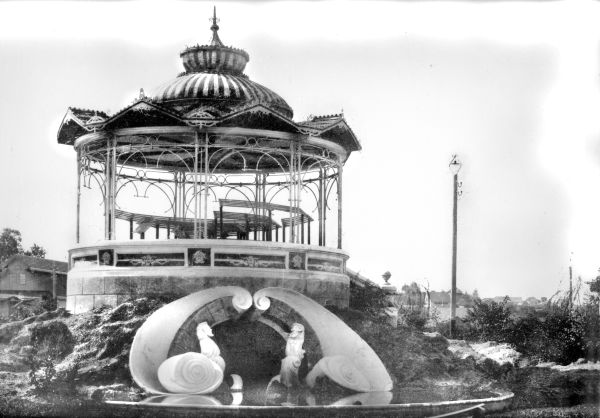 Aos domingos bandas promoviam retretas no Coreto Mourisco no centro do Passeio Público. Foto de 1915 de Annibal Requião |