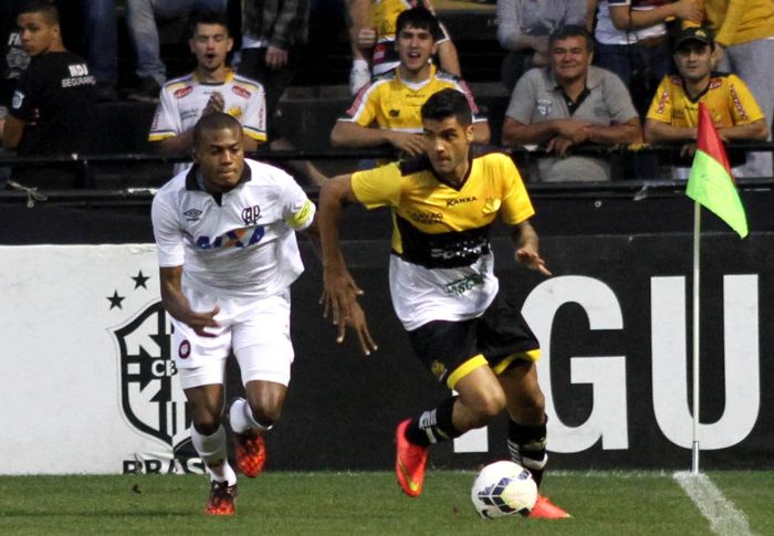 Marcelo tenta roubar a bola na partida do Atlético contra o Criciúma | Fernando Ribeiro / Folhapress