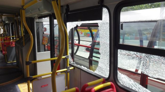 Ônibus biarticulado depredado perto do Passeio Público antes do Atletiba de sábado | 
