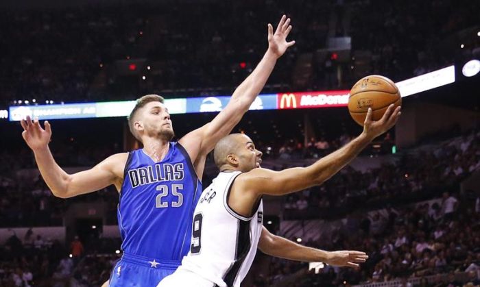Francês Tony Parker liderou o Spurs na vitória sobre o Mavericks na abertura da temporada da NBA | EFE