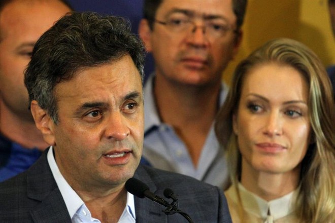 Aécio Neves, ao lado da esposa, Letícia Weber, durante pronunciamento em Belo Horizonte |