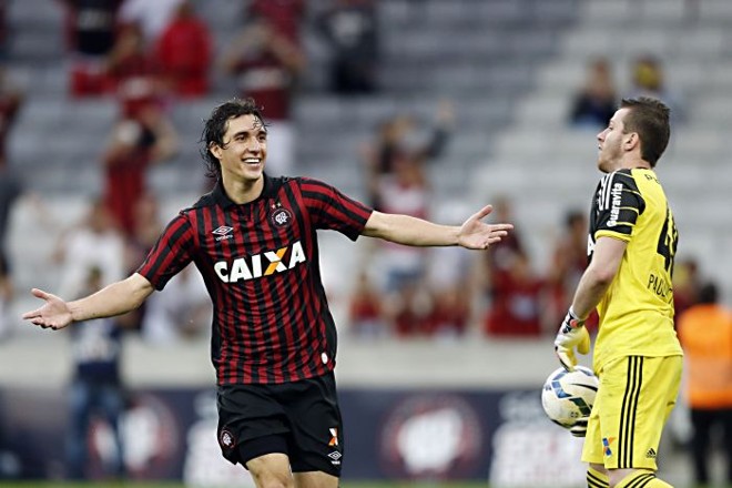Cléo comemora gol de empate do Atlético diante do goleiro Paulo Vitor, do Flamengo | 