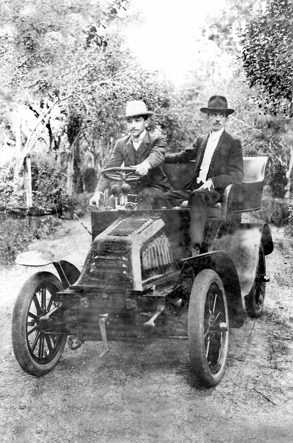 Francisco Fido Fontana e o automóvel que consta ser o primeiro que existiu em Curitiba. O passageiro é o caricaturista Mário de Barros. A foto é de 1903 |