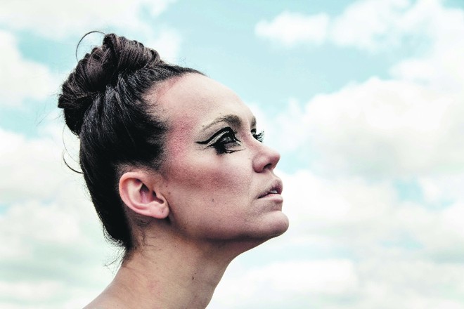 A cantora estuda a obra de Manoel Carlos Karam |