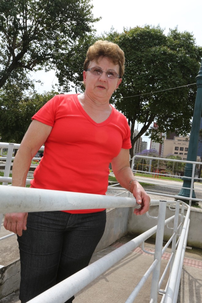 Do bairro à piscina- Uma cirurgia que encurtou uma das pernas e a artrose levaram a zeladora aposentada Eliceia Schner (foto), de 64 anos, até as atividades de hidroginásticas realizadas na piscina aquecida instalada na Praça Ouvidor Pardinho. Moradora do Capão Raso, ela faz todo seu acompanhamento médico na unidade mais próxima de sua casa, a Parque Industrial. Na última consulta, recebeu o encaminhamento para 15 sessões de hidroterapia.
