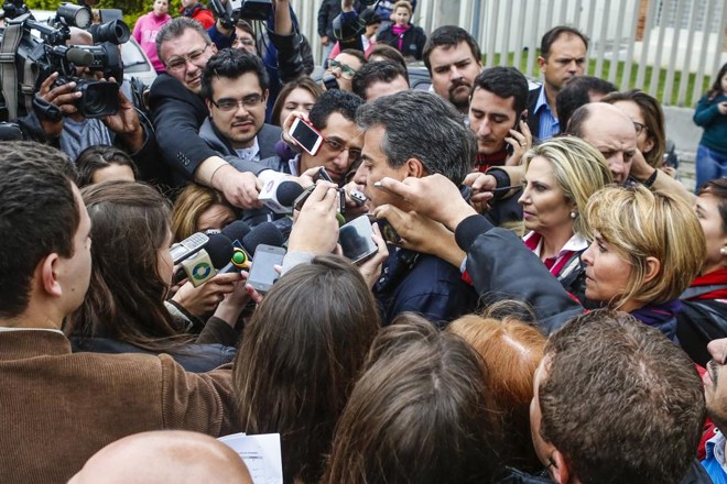 Governador Beto Richa em meio aos repórteres na manhã desse domingo (5) |