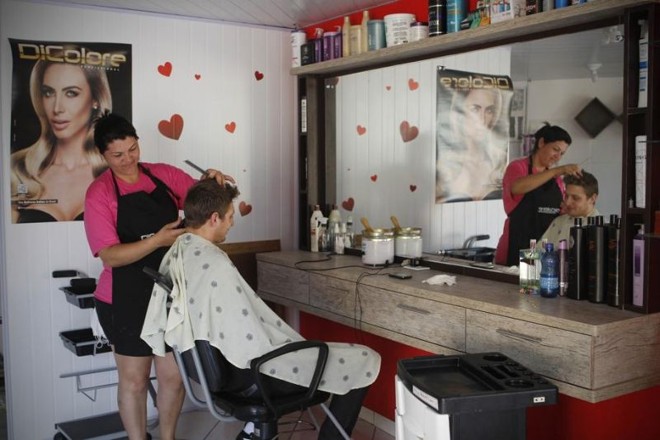 Lisa de Oliveira abriu um salão de cabeleireiro. Maioria da clientela vem de fora |