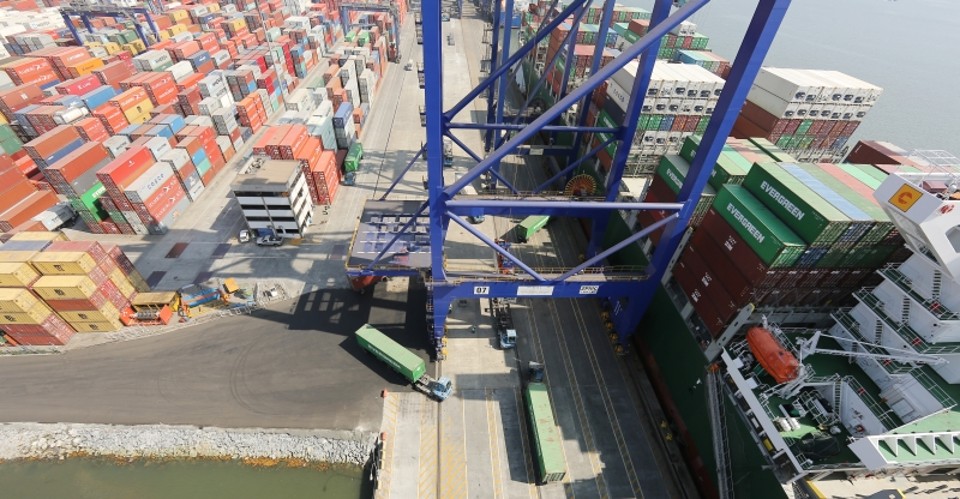 A alta do dólar deve devolver parte da competitividade aos manufaturados brasileiros, e melhorar o saldo da balança comercial | Giuliano Gomes / Gazeta do Povo