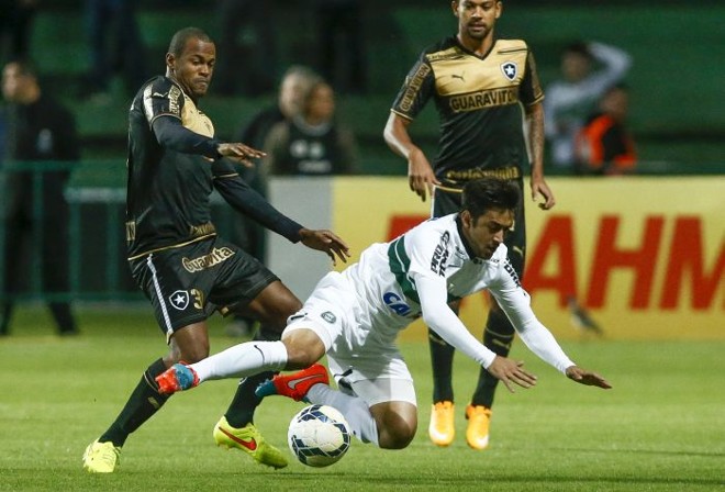 Robinho sofre falta na partida do Coritiba com o Criciúma |