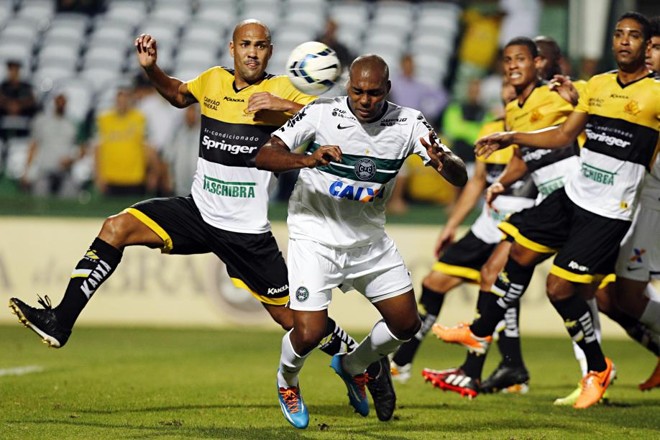 Luccas Claro pouco antes de cabecear par o gol | 