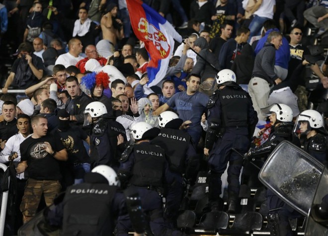 Torcedores da Sérvia entraram em conflito com a polícia no estádio | 