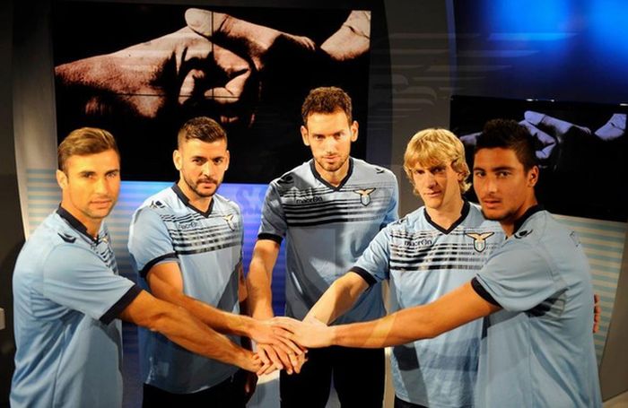 Jogadores albaneses e sérvios da Lazio se cumprimentam após a briga em partida das duas seleções | Reprodução Twitter Lazio
