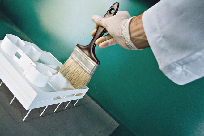 Limpeza de uma das maquetes da mostra Tupi or Not Tupi |