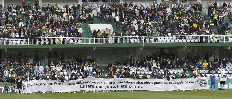 Jogadores do Coritiba entraram com faixa de protesto por salários atrasados antes da vitória no Atletiba | Jonathan Campos / Gazeta do Povo