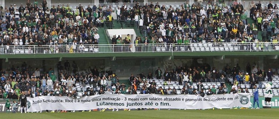 Jogadores do Coritiba entraram com faixa de protesto por salários atrasados antes da vitória no Atletiba | Jonathan Campos / Gazeta do Povo