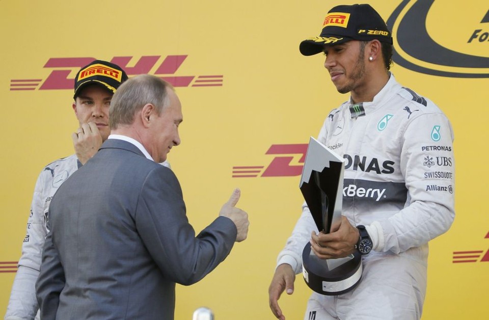 O vencedor da primeira corrida na Rússia, o inglês Lewis Hamilton, da Mercedes, é cumprimentado pelo presidente russo Vladimir Putin | REUTERS/Maxim Shemetov