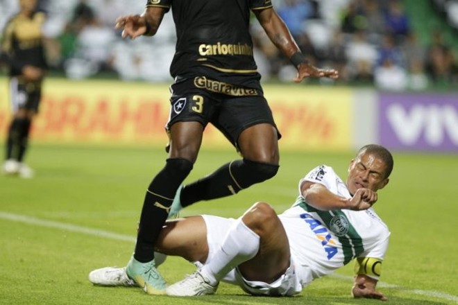 Alex luta pela bola na partida entre Coritiba e Botafogo |