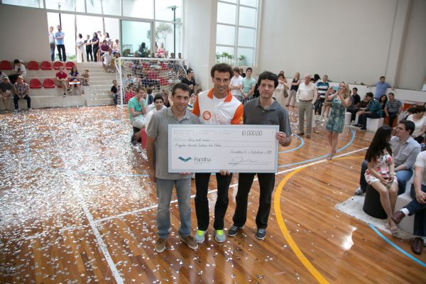 O campeão olímpico de vôlei de praia Emanuel (ao centro) foi o convidado especial da festa de entrega das áreas de convivência do residencial La Place, da construtora Partilha. Os diretores Sérgio Padilha (à dir.) e Antônio Carlos Marques Junior doaram R$ 10 mil para o projeto social Leões do Vôlei | Celso Pilatti