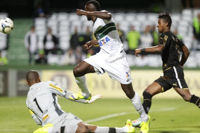 Joel toca para marcar gol do Coritiba diante do Botafogo |