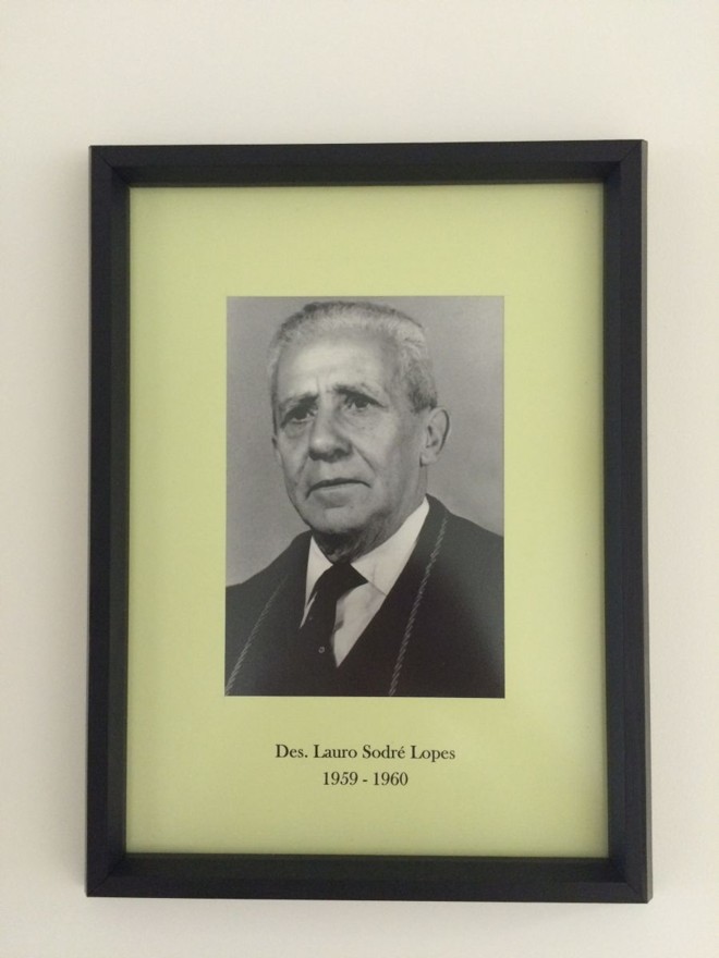 Des. Lauro Sodré LopesEm 1919, foi nomeado promotor público de Santa Catarina; pediu exoneração do cargo em 1924. Advogou naquele estado até assumir a Promotoria em Curitiba, em 1929. A partir daí, até ser nomeado desembargador do Tribunal de Justiça do Paraná em junho de 1954, dedicou-se à política, como chefe de polícia e deputado federal, cargo para o qual foi eleito em 1945 e 1950. Foi, ainda, professor universitário, curador de órfãos, ausentes e interditos. Como desembargador, foi eleito vice-presidente do Tribunal de Justiça do Paraná para o biênio 1959/60 e presidente do biênio 1961/62. Durante sua gestão, o Tribunal de Justiça mudou-se para a sede própria no Centro Cívico. Faleceu em 9 de maio de 1964, em Curitiba. |