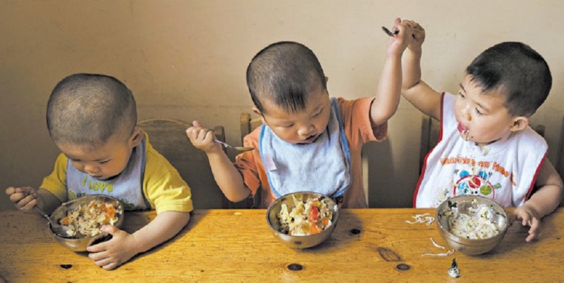 Oferecer frutas e legumes aos bebês durante a transição para a alimentação sólida é crucial para criar hábitos saudáveis | kevin frayer/getty images