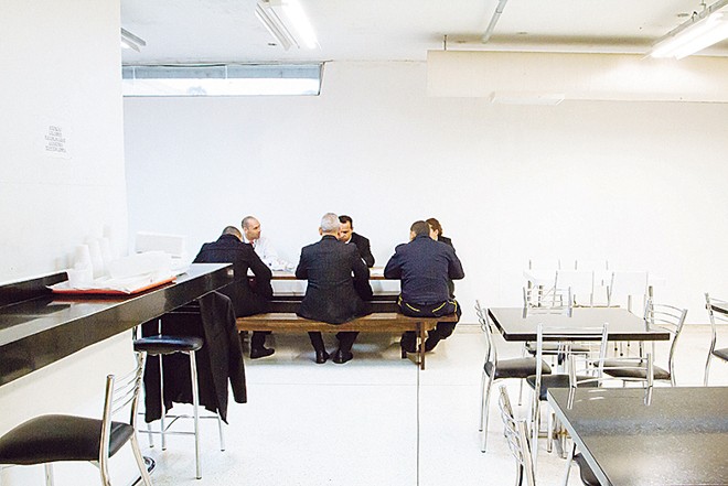 Funcionários da segurança fazem uma pausa para o almoço |