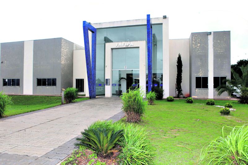 Prédio da Unespar em Paranavaí: instituição terá 50% das vagas preenchidas pelo Sisu | Paulo Matias/Gazeta do Povo