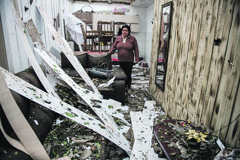 O granizo destruiu a casa de Ana Lúcia. Só tive tempo de me proteger atrás da porta. | Henry Milleo/ Gazeta do Povo