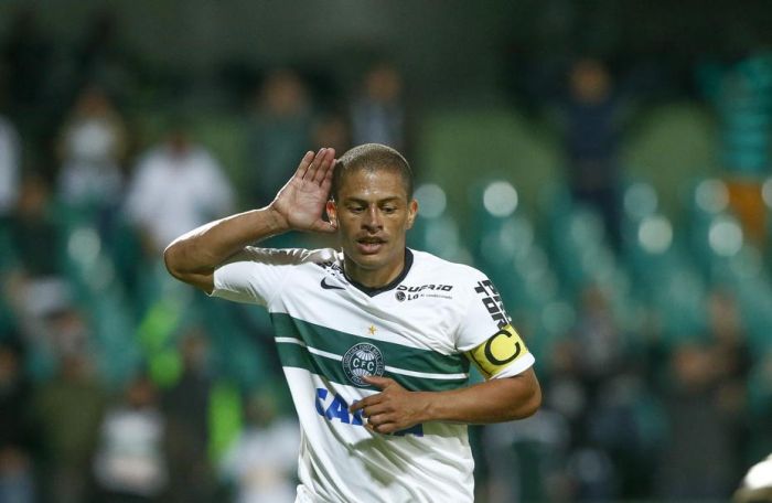Alex bota a mão no ouvido para a torcida na comemoração do gol: até então o meia vinha sendo vaiado | Hugo Harada / Gazeta do Povo