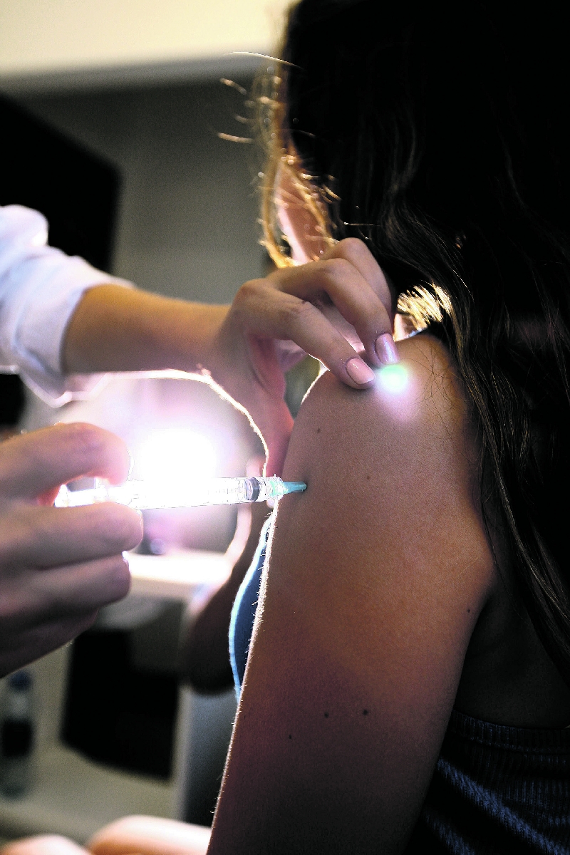 Número de meninas que tomaram a segunda dose é bem inferior à primeira | Ivonaldo Alexandre/Gazeta do Povo