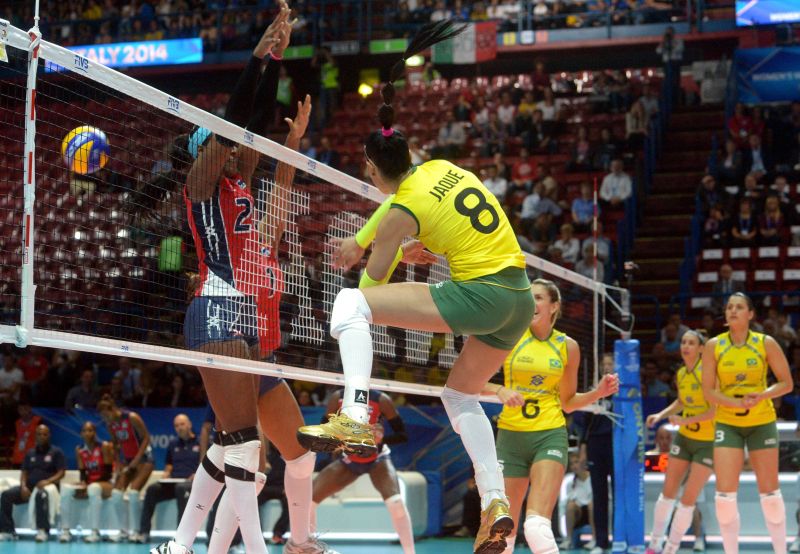 Ataque de Jaqueline durante o duelo com as dominicanas | Divulgação / FIVB