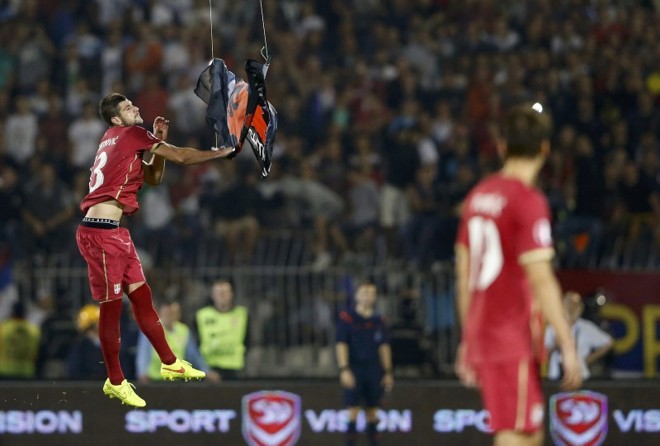 Jogador sérvio Mitrovic pula para pegar a bandeira da Albânia | 