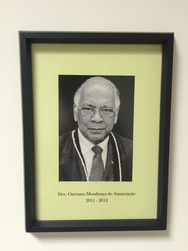 Des. Onésimo Mendonça de AnunciaçãoNo final de 1967 foi aprovado em 1.º lugar em concurso para juiz substituto. Promovido por merecimento ao extinto Tribunal de Alçada, assumiu em agosto de 1990. Foi eleito vice-presidente (1999/2000) e posteriormente presidente daquela corte (2001/2002). Em fevereiro de 2002 assumiu o cargo de desembargador, promovido por antiguidade. Em dezembro de 2011 foi condecorado pelo governo do Paraná com a comenda da Ordem Estadual do Pinheiro, no grau de Comendador. Foi também membro do Tribunal Regional Eleitoral, numa das vagas destinadas a juiz de direito, e professor da Escola da Magistratura. Exerceu a função de 1.º vice-presidente do Tribunal de Justiça no biênio 2011 a 2012. Aposentou-se a pedido, no dia 1.º de abril de 2013. |