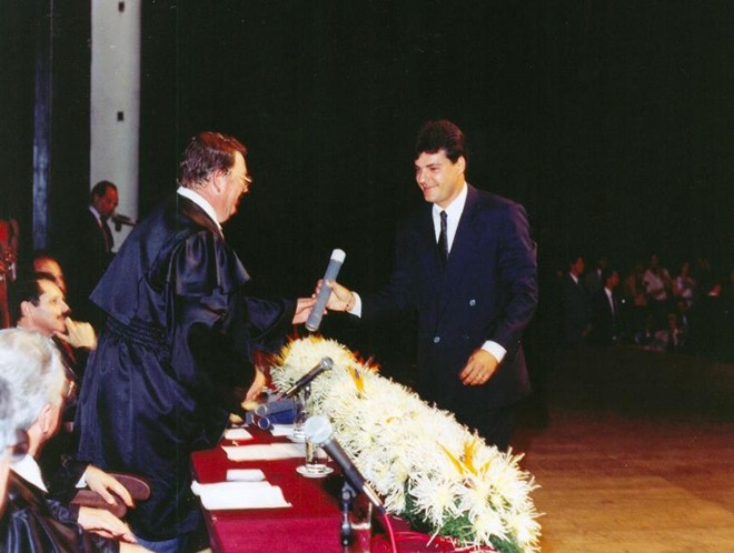 Beto Richa em 1994 ao receber o diploma eleitoral. Naquele ano, ele foi eleito deputado estadual |
